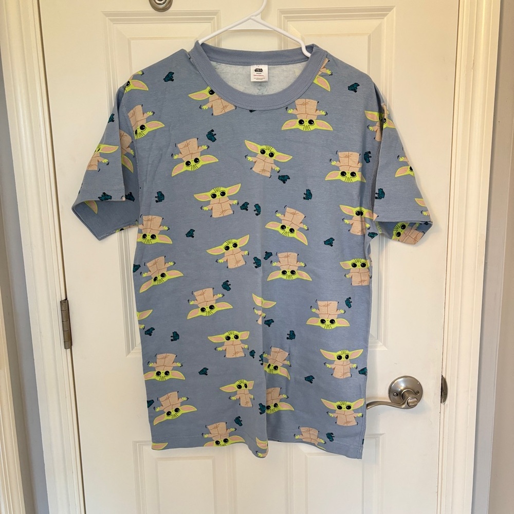 STAR WARS™ Men’s Short sleeve Pajama top, size Large, Hanna Andersson. Grogru!